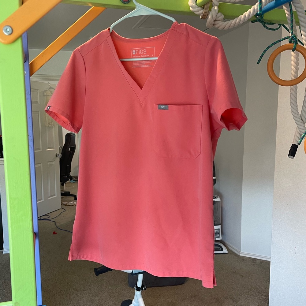 Figs hot coral scrub top